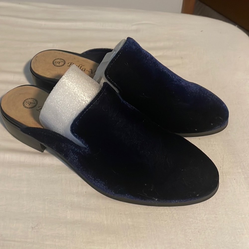 Navy velvet Bella Vita flats- never worn